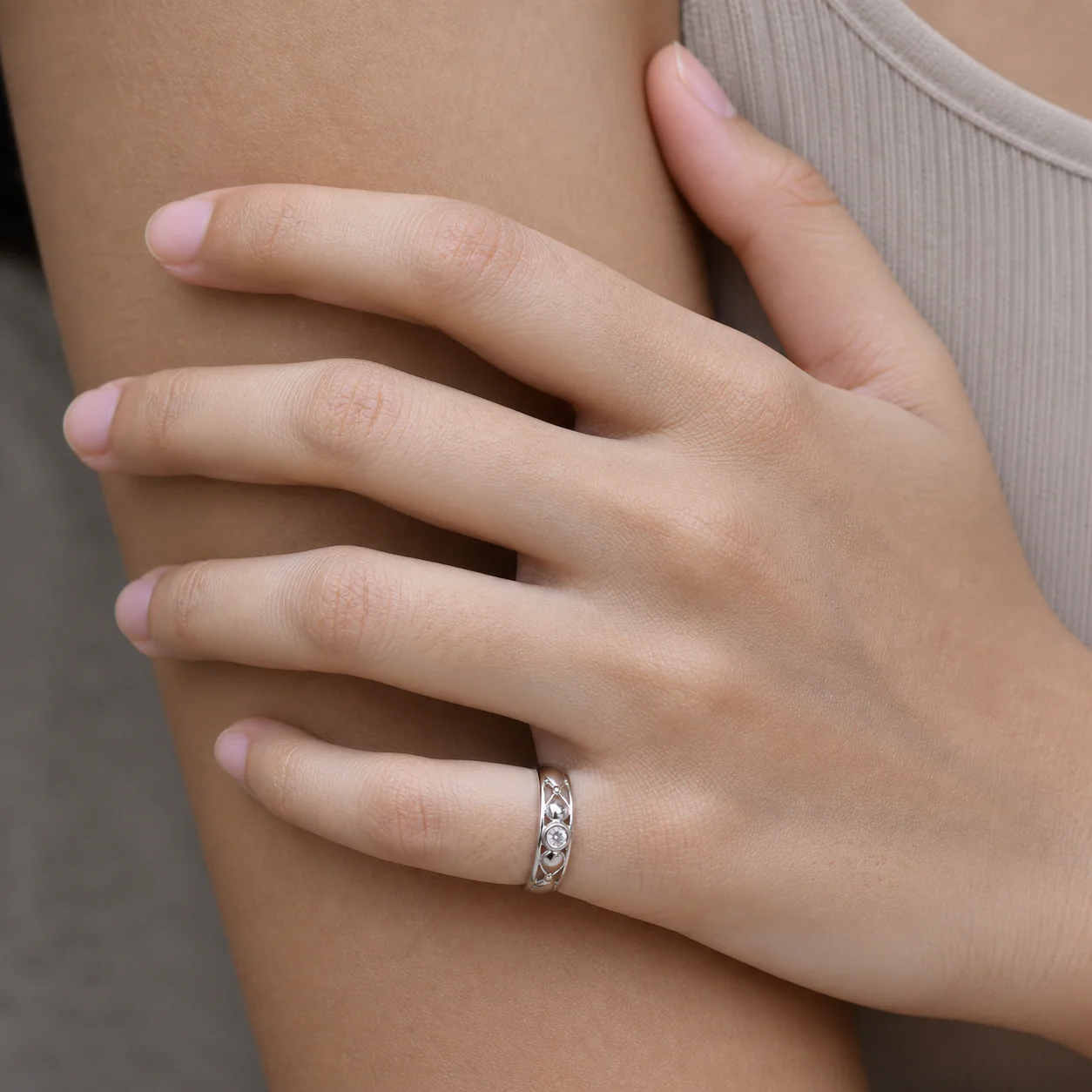 Luna Heart Band Ring - Image 5
